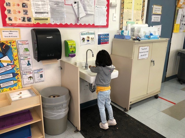 Head Start 0 to 5: Girl washing her hands